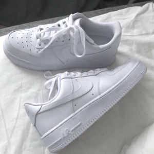 Nike Air Force 1 - White  - Säljer mina nya Nike airforce 1 i storleken 40🦋 använda en gång, nypris 1100kr (kan vid snabbare affär sänka priset till 700) frakt tillkommer oavsett 