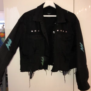 Jeansjacka - Avklippt jeansjacka med målade blixtar, de är textilfärg så håller vatten, passar xs-m💕