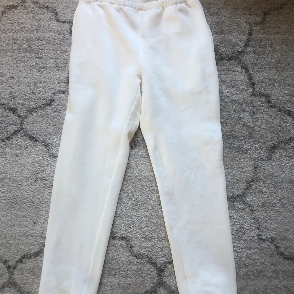 Vita mjukisbyxor från Nelly. Säljer pga för stor storlek💗250kr inkl frakt! . Jeans & Byxor.