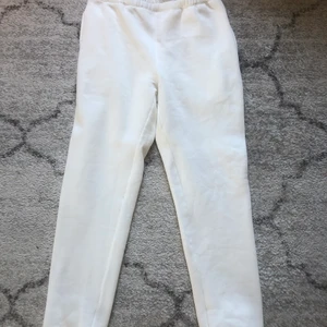 Cozy sweatpants Nelly  - Vita mjukisbyxor från Nelly. Säljer pga för stor storlek💗250kr inkl frakt! 