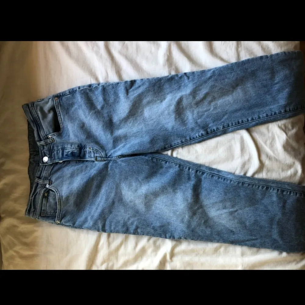 Mom jeans från hm                                                     superfina men kommer ej till användning då jag har liknande                                                                    storlek 38 men funkar bra på 36 oxå                                150kr, frakt tillkommer                                               kontakta mig för fler bilder eller frågor ❤. Jeans & Byxor.
