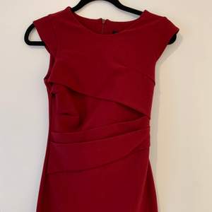 Röd klänning från Topshop i storlek 36. Frakt tillkommer!