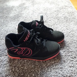 Heelys - Nästan helt oanvända rosa heelys rullskor i storlek eu 36,5. Passar bra både för storlek 36 och 37. Hjulen går att ta bort och sätta dit om man skulle vilja. Skorna är i mycket bra skick och knappt använda. Nypris 800kr. Säljes nu för 400 kr.