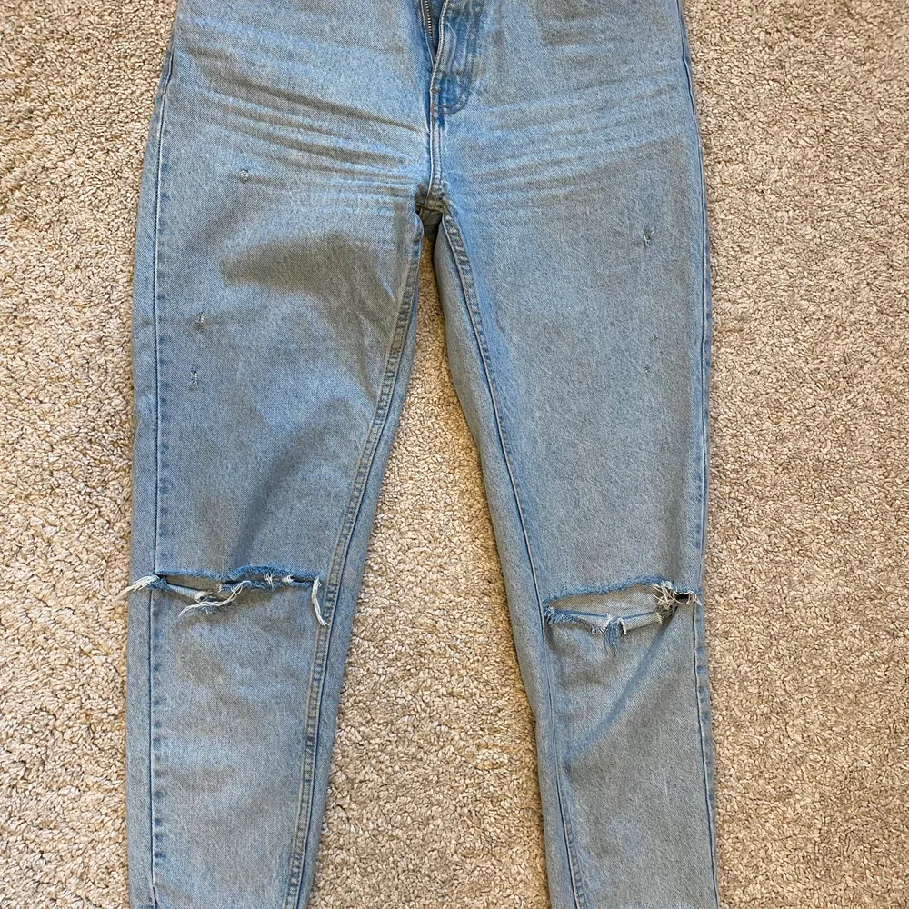Här är ett par snygga blåa jeans med hål i knäna från Zara. Dem är i storlek 38, men passar även 36. Dem är i bra skick och jag säljer dem för 100kr + frakt.. Jeans & Byxor.