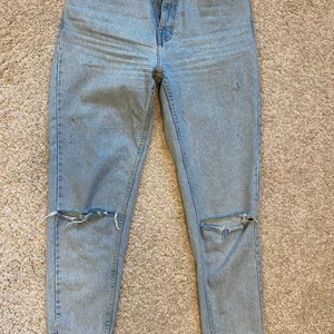 Jeans från Zara - Här är ett par snygga blåa jeans med hål i knäna från Zara. Dem är i storlek 38, men passar även 36. Dem är i bra skick och jag säljer dem för 100kr + frakt.