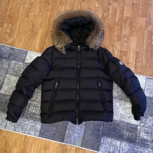 Moncler Byron - Den är i Storlek 5, normalanvändning 8/10. Nypriset låg på 16.000kr. Skillnaden mellan Byron och Cluny är att Byron är den korta modellen.
