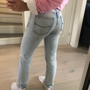 Straight jeans  - Sköna ljusblå jeans från PULL & BEAR med ”hål” nere vid benet. Stl 32 men sitter mer som 34. 80kr plus frakt :) 