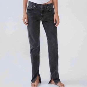 Gråa jeans - Såå snygga gråa jeans med slits från zara! Sitter så snyggt och är slutsålda i butik💗 det är storlek 32 men passar även mig som brukar ha 34😊 skriv om ni är intresserade 