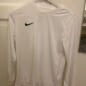 Träningströja - Träningströja från Nike vid storlek 146-152 men är som XS-S. Aldrig använd och köpes för 250kr. Säljs då den inte kommer till användning.