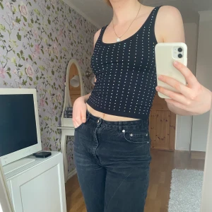 Kort svart linne med glitterstenar - Kort linne med glitterstenar, använd en gång. Jag är 174 cm, 69 kg. 💕FRAKT INGÅR💕