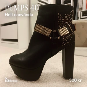 Oanvända pumps 40  - Pumps från Nelly i storlek 40, aldrig använda. Klackhöjd 12 cm, klack framtill 4 cm. Syntetläder. 
