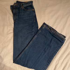 Mörkblåa vida jeans från Monki i modellen Yoko (classic blue jeans),  storlek 28. Byxorna är i mycket bra skick. 