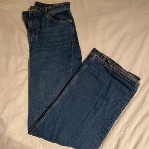 Vida jeans från monki - Mörkblåa vida jeans från Monki i modellen Yoko (classic blue jeans),  storlek 28. Byxorna är i mycket bra skick. 