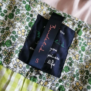 Topp/kortärmad blus  - Rutig top från Bondelid i storlek S. Använd ett fåtal gånger. Knäppning vid bysten. 