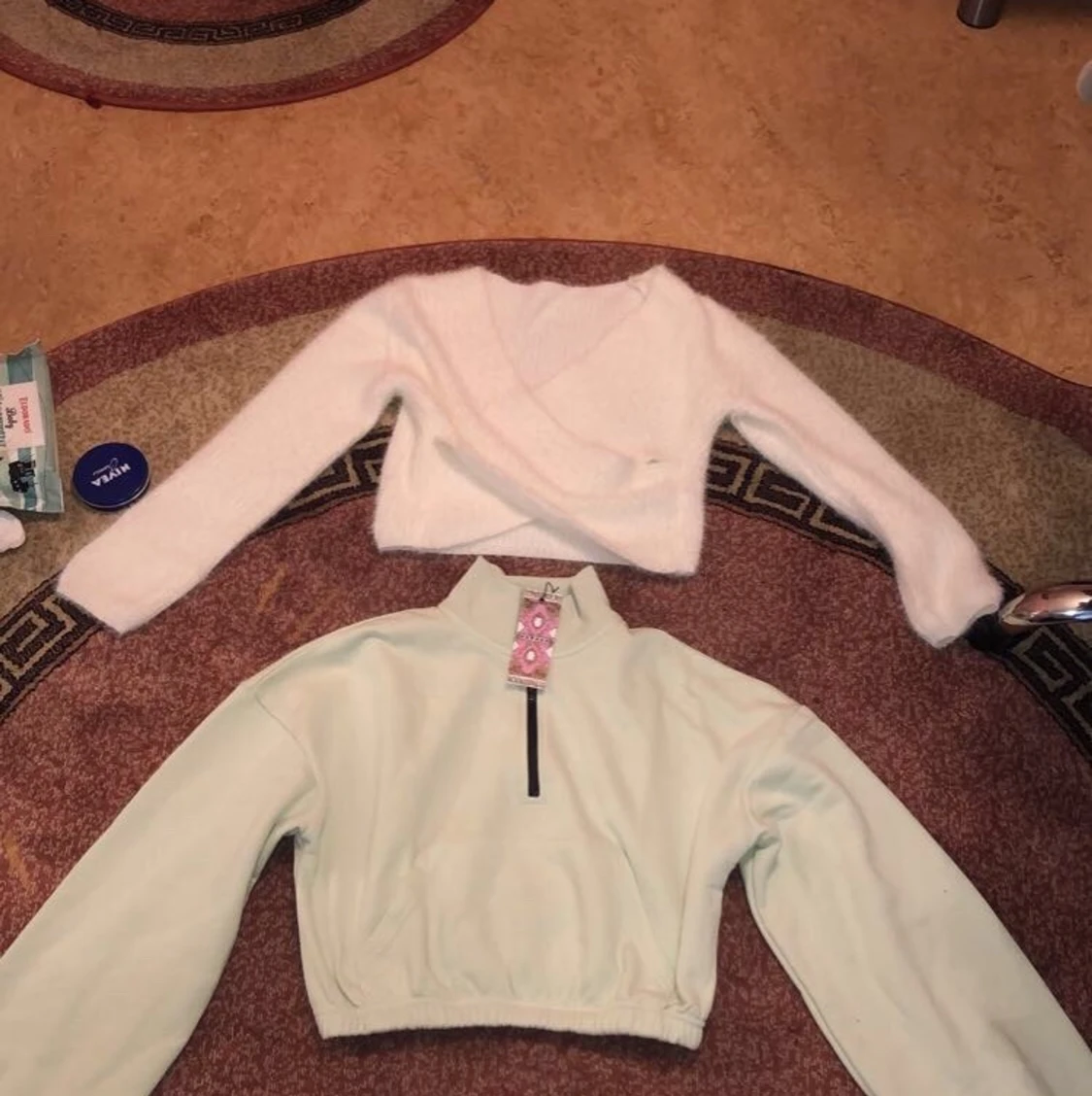 Kofta från Bohoo strl M i färgen ”sage”. Vit tröja one size