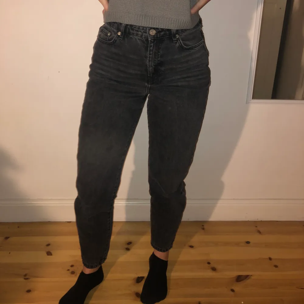 Svarta jeans köpta här på Plick men från Gina tricot. Stl 38. Säljer pga för stora. Frakt tillkommer. Jeans & Byxor.