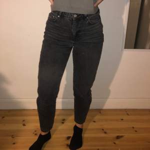 Svarta jeans köpta här på Plick men från Gina tricot. Stl 38. Säljer pga för stora. Frakt tillkommer