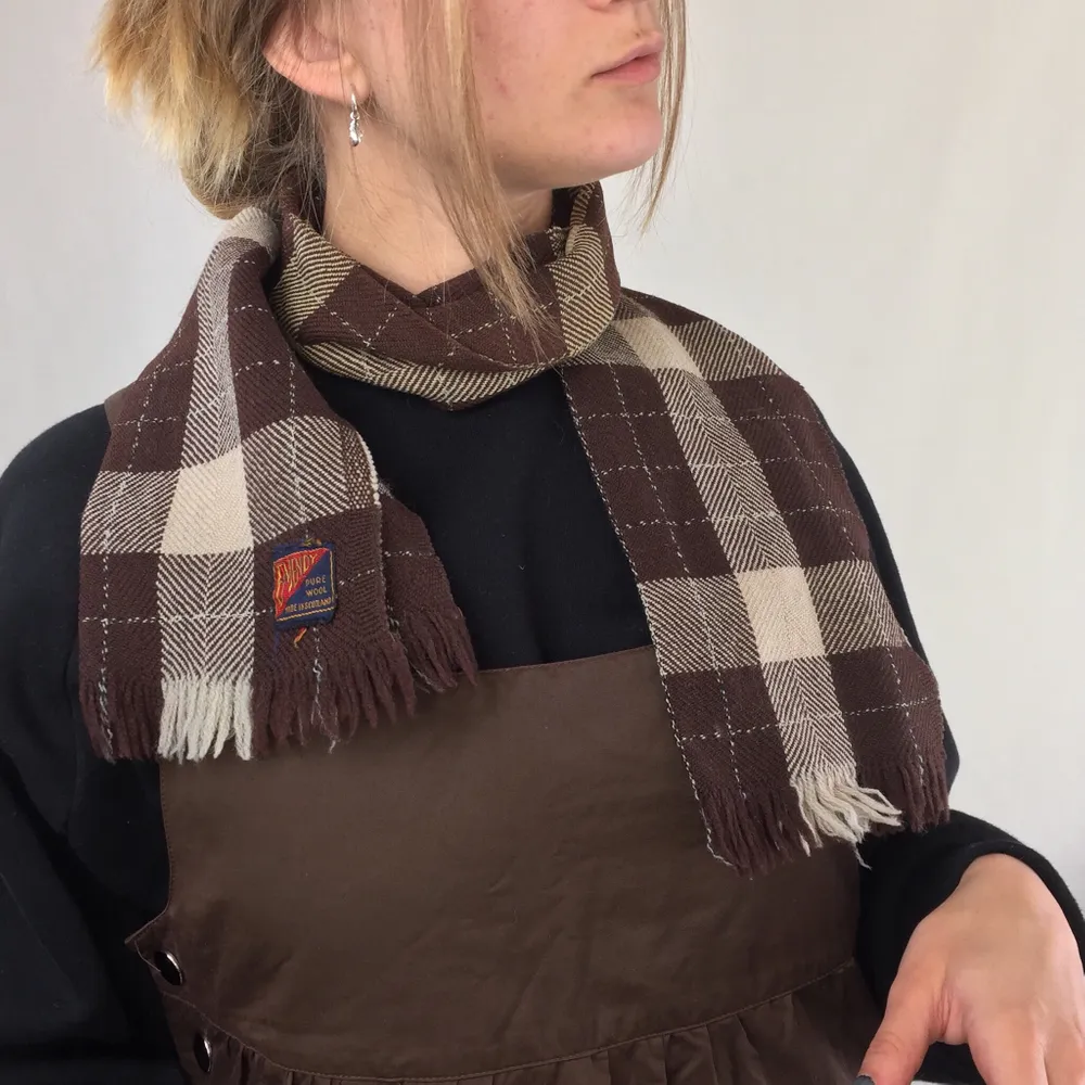 Dark and light shades of brown on this scarf in pure wool from Emendy. Made in Scotland. In good condition. Free shipping everywhere in Sweden. No return nor refund.  Length 117cm Width 26.5cm. Accessoarer.