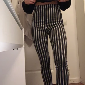 Högmidjade kostymbyxor från hm - Högmidjade kostymbyxor från hm i storlek 38. 