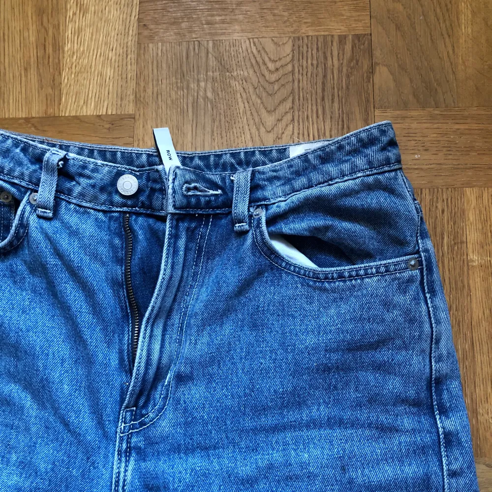 Säljer mina raka rowe jeans från weekday, då de inte kommer till användning.. Väldigt sköna och fin passform, köpta för 500 kr. Jeans & Byxor.