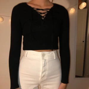 Ribbad tröja stl S - Svart ribbad tröja med snörning . Fraktkostnad tillkommer