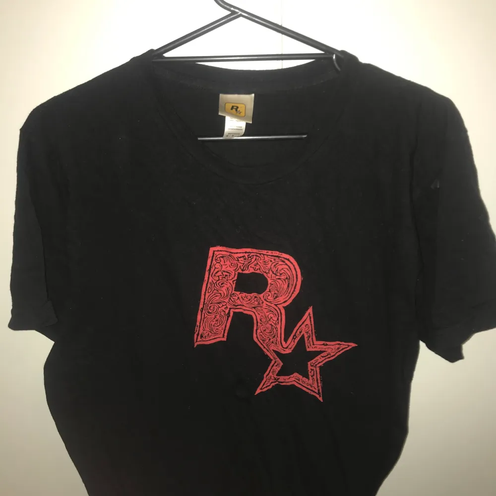 rockstar tröja som jag inte använder längre, köpte denna tröja när red temptation 2 kom ut! Storlek M. T-shirts.