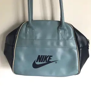 Vintage Nike väska bowling bag style! Väskan är ca 30cm lång, 30cm hög och 17cm bred och är i använt skick. Frakt ingår i priset! 💘