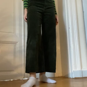 Gröna Manchester byxor! - Ett par snygga mörkgröna Manchester byxor från & Other Stories! De är vida och det är fakefickor bak. Jag kan mötas upp eller så tillkommer frakt. Den ligger nog på 44-66kr💕