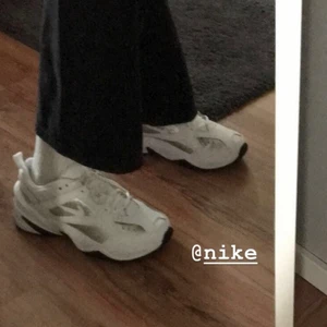 Nike skor - Säljer dessa super coola snygga Nike skorna använda ett antal gånger men i ett väldigt bra skick. Köpta för 1000 kr