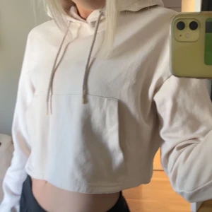 Hoodie - Säljer denna hoodien från Bershka. I strl M men skulle säga att den sitter som en s 
