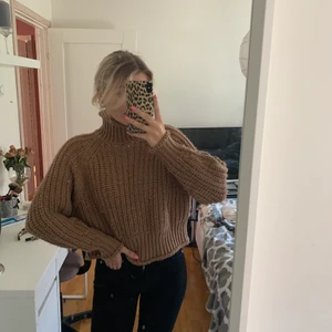 Stickad tröja från hm  - En brun stickad tröja från hm. Tjock och varm med behaöig krage som håller sig uppe. Inte stickig. Aldrig använd
