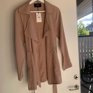 Tunn beigh kappa storlek S - Säljer min kappa från bikbok som jag aldrig använt förut, köpt för 400 kr och är i väldigt nytt skick. Hör av dig vid intresse och frågor. (om du bor i linköping kan vi mötas)