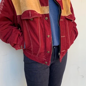 Skitsnygg Vintage diesel jacka.  - Riktigt snygg diesel  manschester och mocka  jacka med luva, den är också fodrad och funkar perfekt i kallare väder me en tjocktröja under ☺️ kan mötas upp i Stockholm men skicka funkar också! 