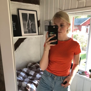 Orange tröja - Orange tröja i nåt ribbat material från Weekday. Säljs pga att jag aldrig använt den🧡 storlek XS, frakt är inräknad i priset 🧡