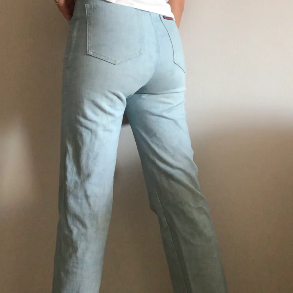 As balla jeans o super sällsynta, det står ingen storlek i dem men sitter såhär på mig med s/36! . Jeans & Byxor.