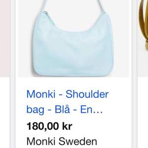 En blå väska från monki som aldrig är använd, köpt för 180 men säljer för 120kr, köparen står för frakt eller mötas upp i Trollhättan🥰