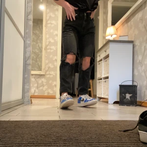 NAKD JEANS - SÄLJER MINA POPULÄRA RAKA SVARTA NAKD jeans med hål på knäna, dom är rakare än vad de ser ut (Jag har vikt in dom längst ner för de är lite långa, jag är c 1,62 (har ej klippt i dom så dom är fortfarande i original längden ) 