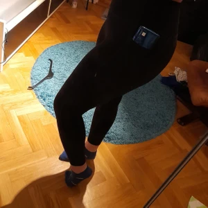Svarta träningsleggings  st. M med mobilfickor - Svarta träningstights st. M med mobilfickor på båda låren. 