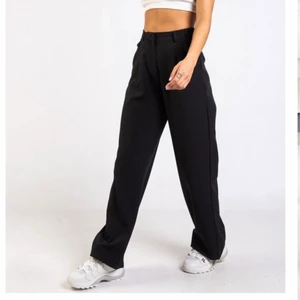 MADLADY KOSTYMBYXOR - svarta kostymbyxor från madlady. ”bionic suit pants” storlek M. använda två gånger och säljer för att jag har många byxor. orginalpris 500. pris kan diskuteras❤️❤️ GRATIS FRAKT