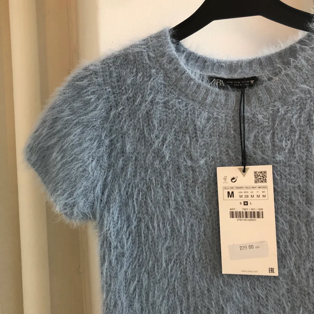 SÅ mysig & snygg fluffig tröja från Zara. Aldrig använd, prislapp kvar. Har massor av snygga toppar uppe på min profil - kombinera gärna fraktpriset genom att köpa andra plagg. 🤩. T-shirts.