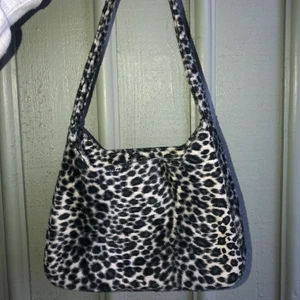 Vintage väska - Min mammas gamla handväska (axelväska) från 90-tal :) Knappt använd så är i helt felfritt skick! Skitsnygg detalj till din outfit 😉😉😉😉 220+ frakt så är den din!! (Stor efterfrågan = budgivning som startar från 200)