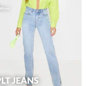 Säljer dessa sjukt snygga jeans från prettylittlething då de inte passade. Helt oanvända,prislappen sitter fortfarande kvar. De kostade 400kr, säljer för 250kr