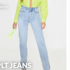 Plt jeans - Säljer dessa sjukt snygga jeans från prettylittlething då de inte passade. Helt oanvända,prislappen sitter fortfarande kvar. De kostade 400kr, säljer för 250kr