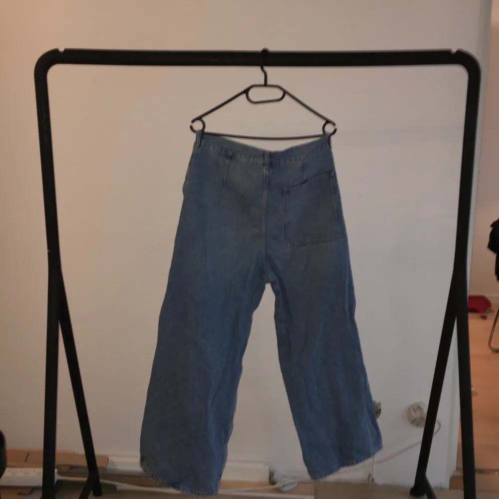 Sjukt snygg jeans från COS, ledsen för dåliga bilder! En ficka på rumpan, två fram. Mid rise, Wide Leg. Jeans & Byxor.