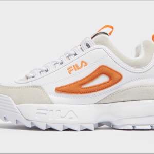 vita fina skor som är sparsamt använda med orangea och beiga detaljer, storlek 39 🧡 köpare står för frakten 