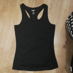 Svart tränings linne - Ett svart tränings linne där det står dalby gymnastik förening på. Säljer den då den är för stor och då jag slutade på gymnastik och behöver den inte längre👍😁❤️💓vill jätte gärna bli av med den😁❤️💓