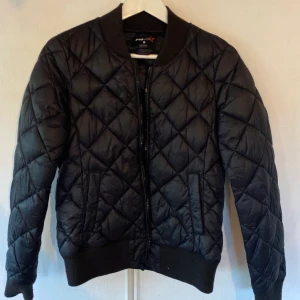 Höstjacka, svart - Jacka från new yorker, storlek S, men funkar likaväl för XS. 75kr✨