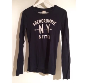  - Mörkblå Abercrombie långärmad vill ha en ny ägare, använd men i bra skick och superskön! Köpt i London 