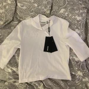 Tröja storlek xs - En tröja från weekday i storlek xs med turtleneck. Aldrig använd då jag inte gillade modellen och därför i nytt skick. Köpt för 150kr. 