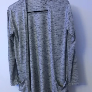 Kofta med fickor.  - Mysig kofta från HM med fickor. Säljer för att den inte längre används. Frakt tillkommer. 